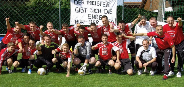 Die Aufstiegself des FC Auggen mit Bj...ardi und Michael  Muser (von rechts).   | Foto: Sigrid umiger