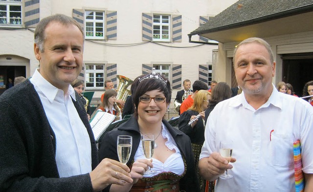 ber einen gelungenen Schlossgrabenhoc...Gste versorgt sein mit gutem Essen...  | Foto: anne freyer