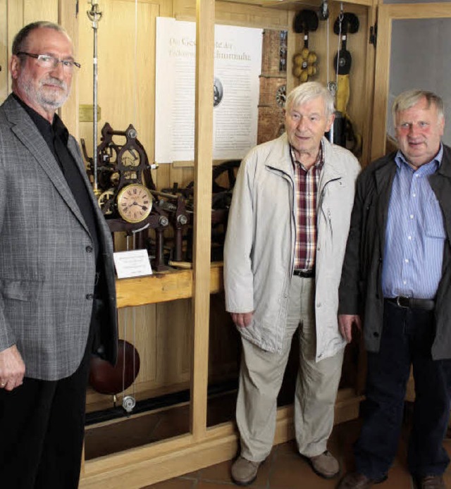 Harry Berkenbrink mit Schreinermeister...ialisten Roland Ankermann (von links).  | Foto: Christa Rinklin