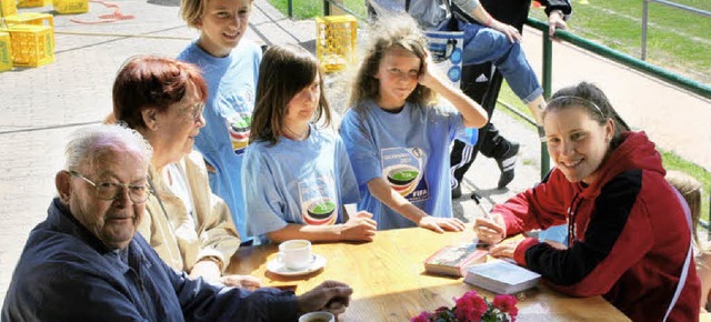 Alisa Schmidt (rechts), Mitglied des S...chwuchsfuballerinnen gern Autogramme.  | Foto: Cremer