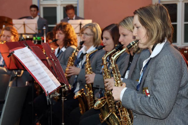 Mitglieder des Musikvereins beim Open-...nzert, zu dem rund 300 Zuhrer kamen.   | Foto: Andreas Peikert