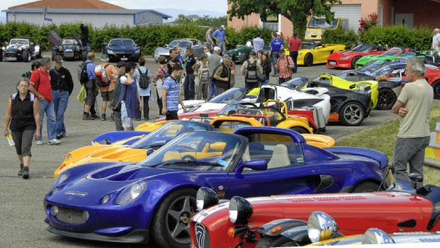 Fr Andrang auf dem Parkplatz vor der ...am Samstag die vielen Lotus-Fahrzeuge.  | Foto: Roland Vitt
