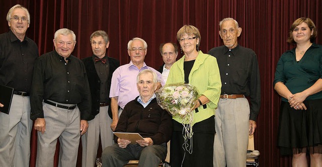 Ausgezeichnete Mitglieder (von links):... Jessica Petrusch. Sitzend: Otto Hank.  | Foto: Hans-Jrgen Hege