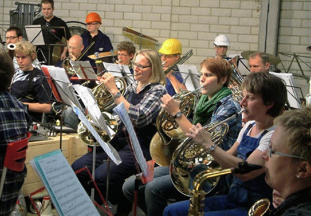 Im Blaumann statt in Uniform: Die Stadtmusik beim Konzert in der Fabrikhalle.   | Foto: Roswitha Frey