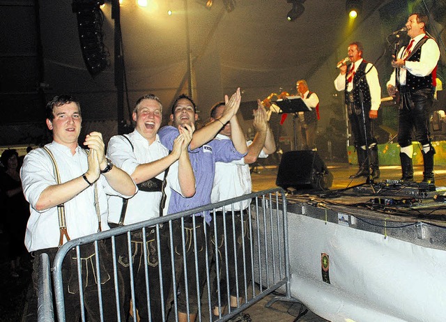 Nicht nur ltere Semester jubeln den K...Konzert im Neudinger Festzelt zu.       | Foto: Lbeck