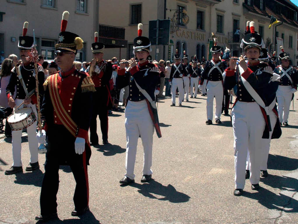 Stdtische Uniformen ergnzten das Bild beim Kreistrachtenfest.