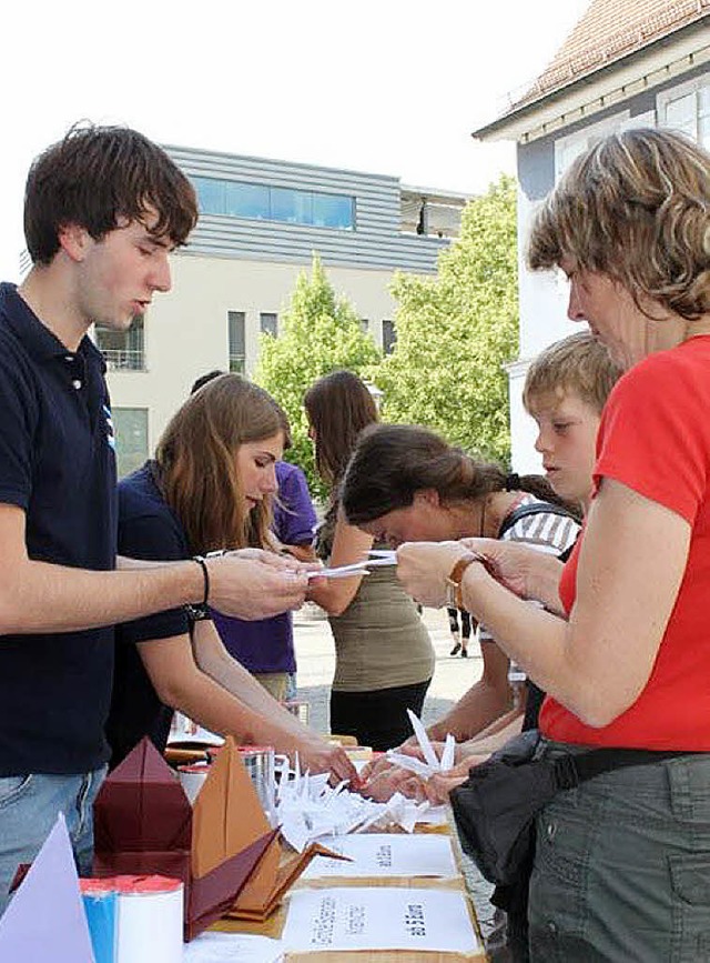 Kranich-Aktion (v. l.) :  Phillip Mul...beim Erklren der Origami-Falttechnik.  | Foto: nicolas schmid