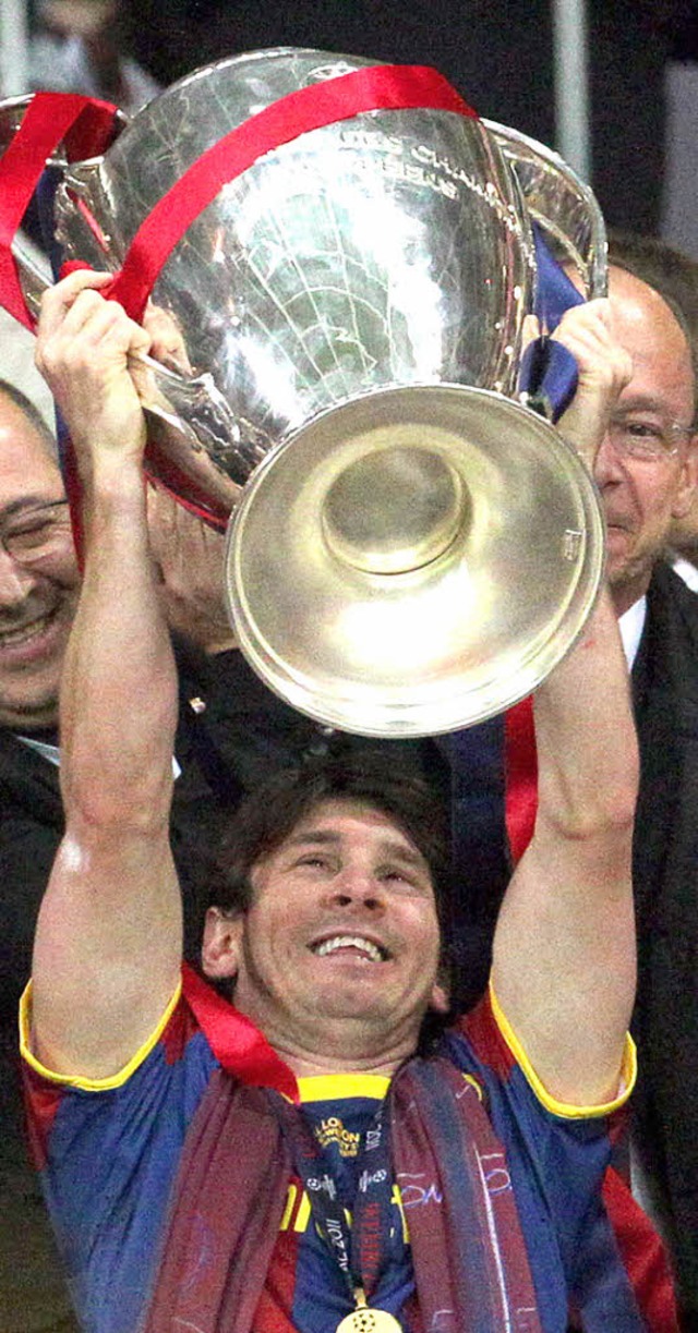 Lohn fr groartiges Spiel: Lionel Messi mit dem Pokal  | Foto: dpa