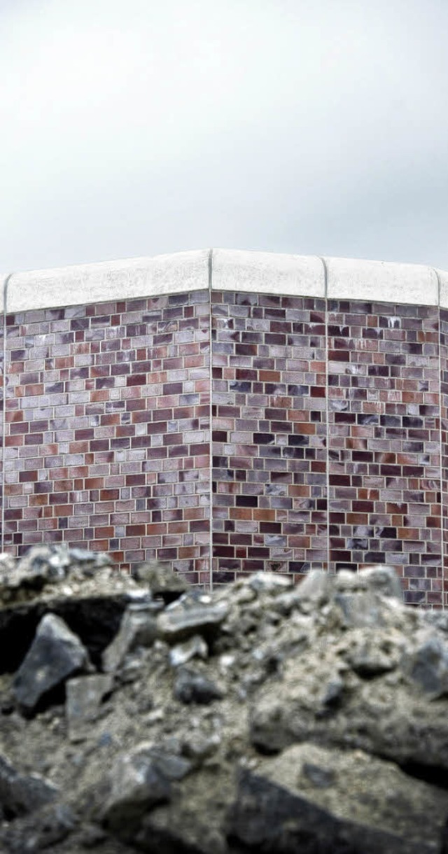 Die Mauer des Grogefngnisses umringt von Bauschutt.   | Foto: dpa