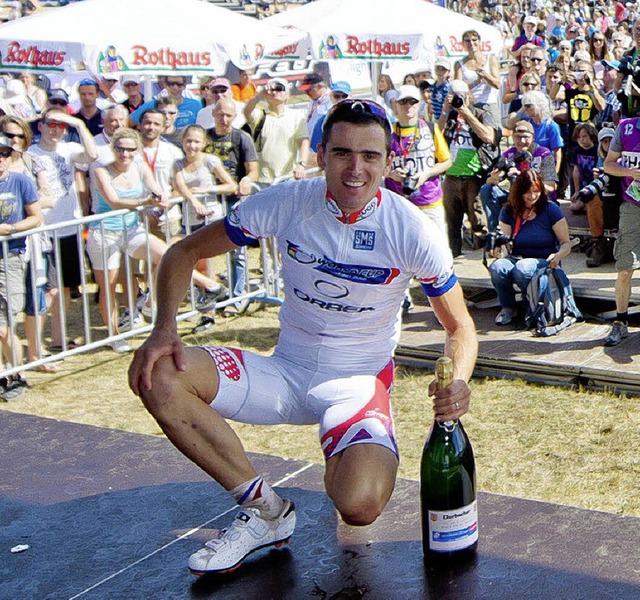 Fnfter Triumph in Folge: der Franzose Julien Absalon mit dem Siegersekt  | Foto: Kstenbrck