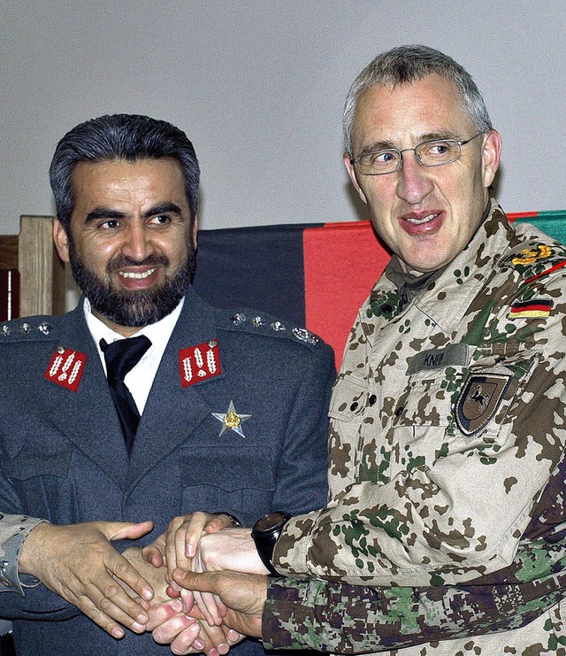 Polizeichef  Daud Daud und General Markus Kneip im Mrz 2011  | Foto: DPA