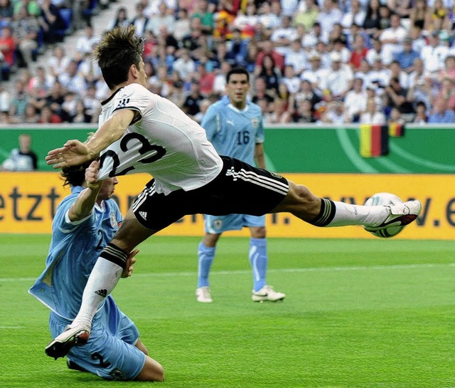 Deutschlands neuer Liebling? Mario Gom... die Nationalelf; links Diego Lugano.   | Foto: DPA