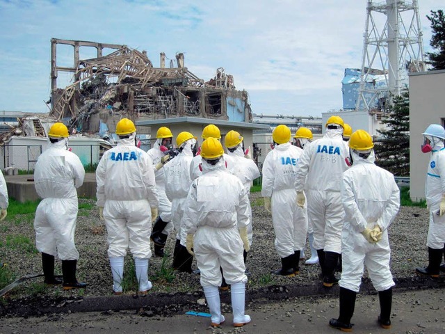 Experten der Internationalen Atomenerg...lock 3 der Atomruine im Norden Japans.  | Foto: dpa