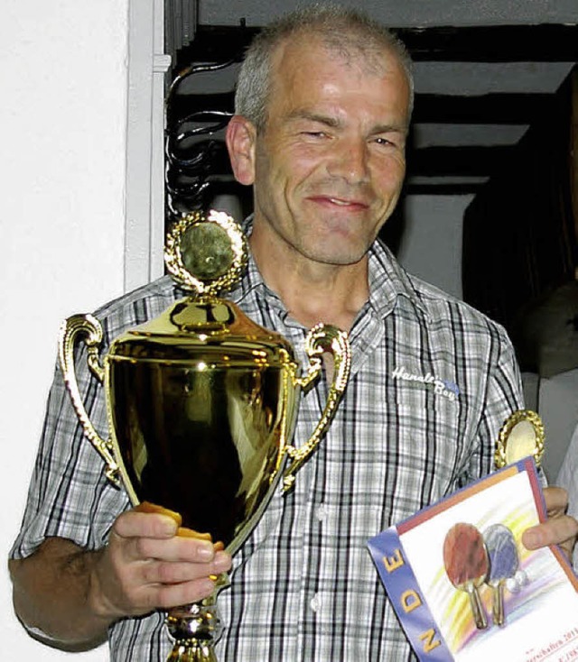 Als mehrfacher Vereinsmeister des TTC ... Michael Brenn den neuen Wanderpokal.   | Foto: Bilke