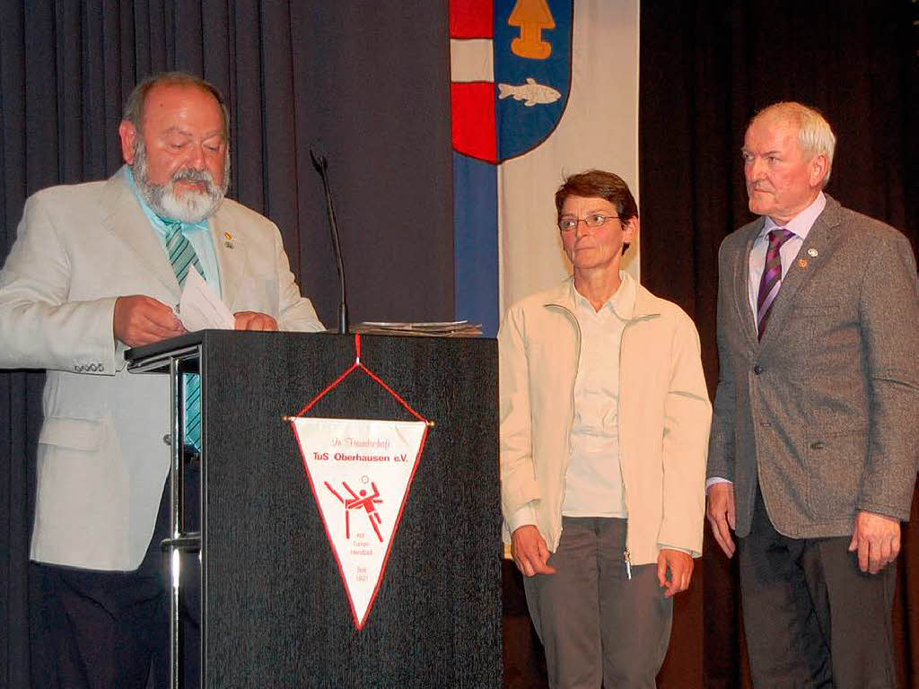 Beatrix Maurer und Rudolf Kunzweiler erhielten die Gauehrennadel des Turnerbunds von Karl Krmer (l.) berreicht.