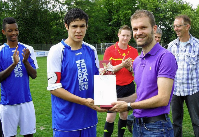 Mannschaftskapitn Frederik Scheuber n...ter Christian Ante (rechts) entgegen.   | Foto: Paulina Grimm