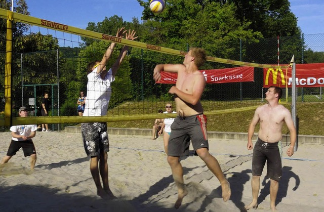 Spannende Duelle am Netz gab es beim B..., dem Auftakt der diesjhrigen Serie.   | Foto: Daniel Hebding