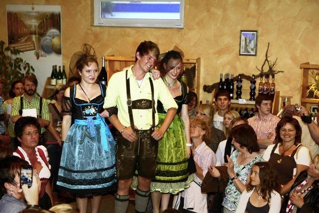 Hbsche Maderln im Dirndl