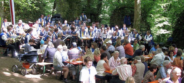 Begeisterte Musikanten unterhielten hingebungsvoll ihr aufmerksames Publikum.   | Foto: Monika Rombach