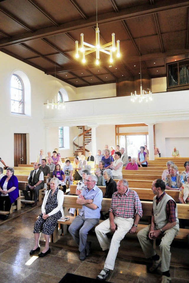 Beeindruckt: Besucher in der renovierten Kirche der Pfarrgemeinde   | Foto: wolfgang knstle