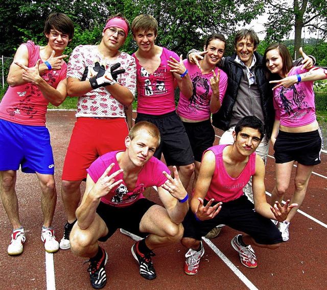 Das Team &#8222;Powerpuffboys&#8220; w... die Cheerleader fr ein buntes Bild.   | Foto: Julia Schwald