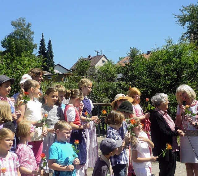 Rektorin Renate Maier (ganz rechts) un... beim Schulfest am Sonntag in Gresgen   | Foto: w. grether