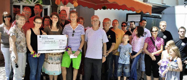 Die Dorffestjugend spendete 400 Euro f...iter von links) lobten diese Aktion.    | Foto: Sedlak