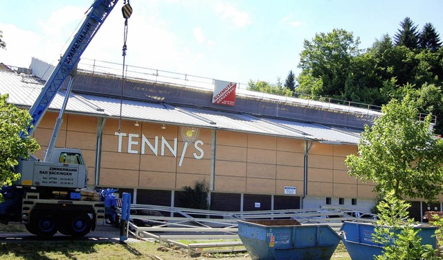 Die Tennishalle im Schpfebachtal ist wieder dicht. Das Notdach ist fertig.   | Foto: Hildegard Siebold