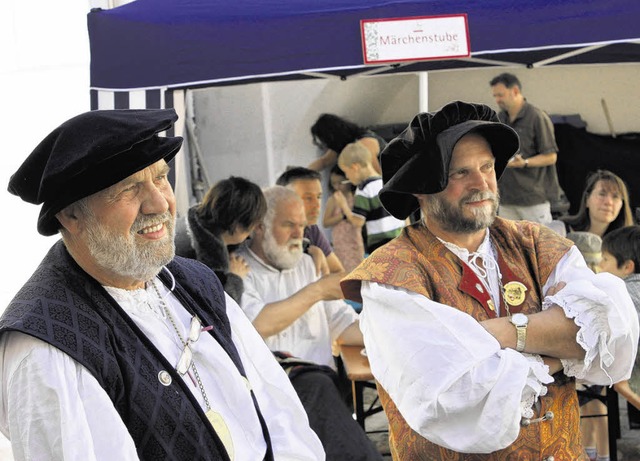 Das Outfit stimmte perfekt: Auch diese...rzhlungen beim Mrchenfest fesseln.    | Foto: heil