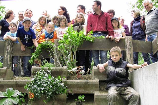 Eltern und Kinder verschnern den Hort