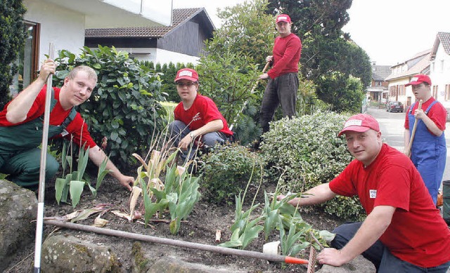 Rote T-Shirts und grne Latzhosen, dar...ler, Georg Streif und  Thilo Eichner.   | Foto: Heidi Fssel