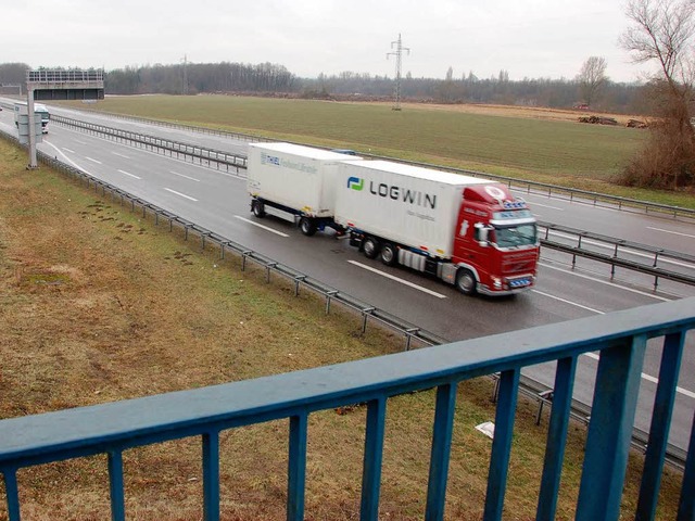 Bei der Autobahnausfahrt an der A 5 be...he fr einen Lkw-Standplatz ausgemacht  | Foto: Langelott