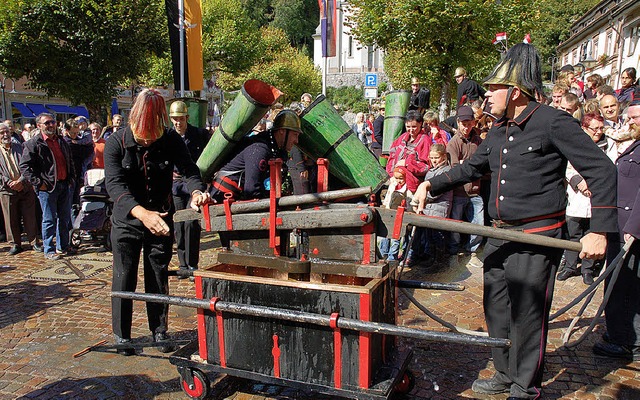 Zum groen Brauchtumsmarkt am Sonntag ...n auch  historische Feuerwehrbungen.   | Foto: Karin Maier