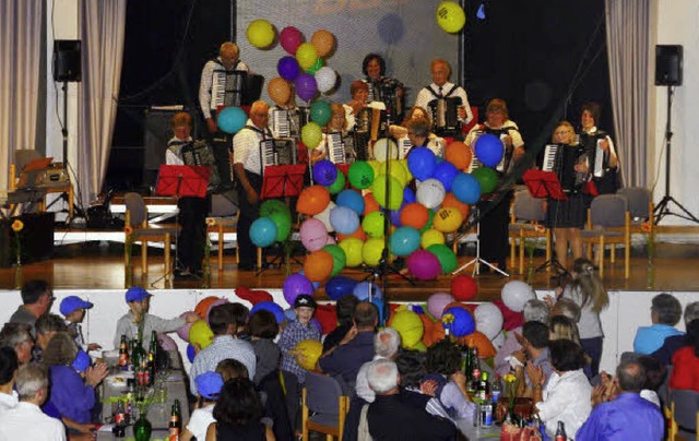 Mit Luftballons wurde zur Freude der K...rchester Tonika  von oben berschttet  | Foto: Dieter Erggelet