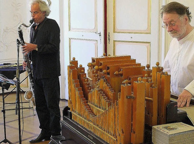 Pierre Charial (rechts) und Michael Ri...Besucher im ausverkauften Barocksaal.   | Foto: Eberhard Weiss