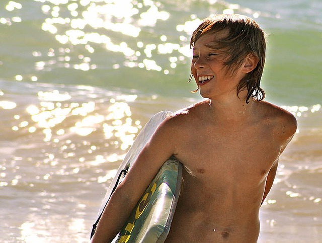 Der Junge hat gut lachen: Die Wellen b...n ihm offensichtlich eine Menge Spa.   | Foto: photocase.de/lachfalte