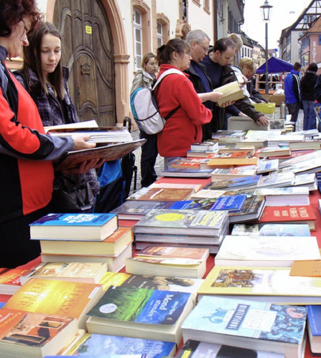 Auf der Suche nach dem Lieblingsschmker: beim Endinger Bchermarkt  | Foto: Patrik Mller