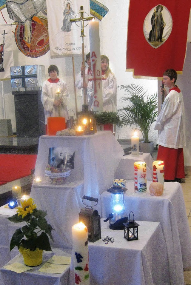 Zehn Jahre Seelsorgeeinheit Hexental m...iele Lampen und Kerzen in der Kirche.   | Foto: Anne Freyer