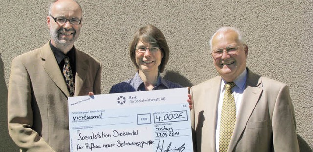4000 Euro aus der Caritashaussammlung ... Vorsitzenden Horst Simon (von links)   | Foto: Rombach
