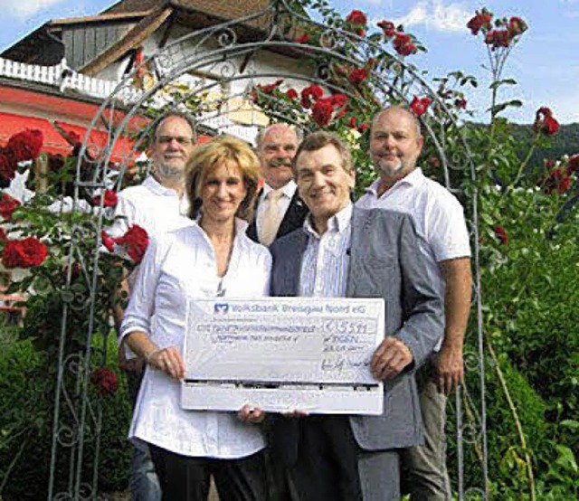 Vor dem Elztalhotel in Winden. Hinten ...r, vorne Ehepaar Brbel und Artur Volk  | Foto: Bettina Rietschle