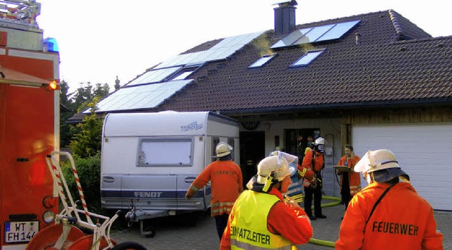 30 Feuerwehrmnner verhinderten am Mon...Niederbrand eines Einfamilienhauses.    | Foto:  WOLFGANG ADAM