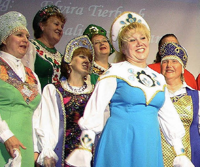 Farbenfroh prsentiert sich der russische Chor Echo  | Foto: Rolf-Dieter Kanmacher