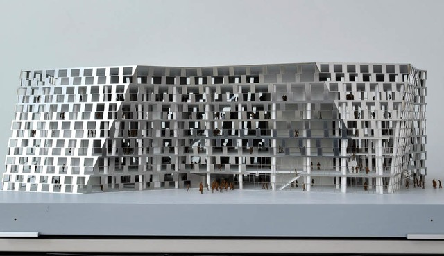 Die neue Unibibliothek als Modell vom ...aden (rechtes Foto) wirkten blendend.   | Foto: Fotos: Schneider/Kunz