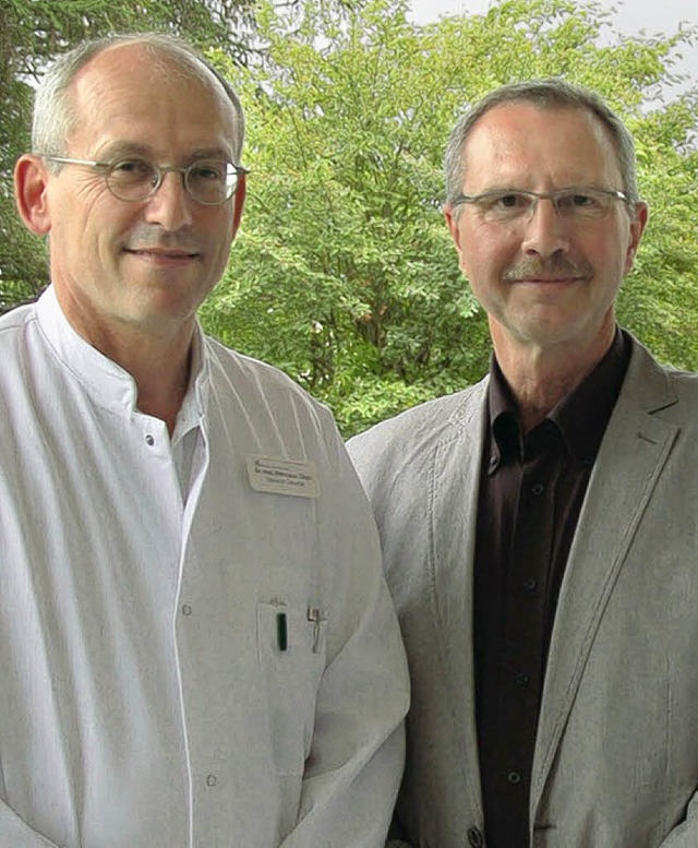 Ludger Steinhoff (rechts) hat seinen A...urgischer Oberarzt ist Hermann Diehl.   | Foto: Sebastian Barthmes