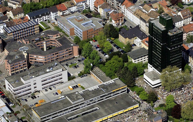 Das Areal ums Landratsamt (Foto oben l...eistungs- und Handelszentrums werden.   | Foto: Erich Meyer