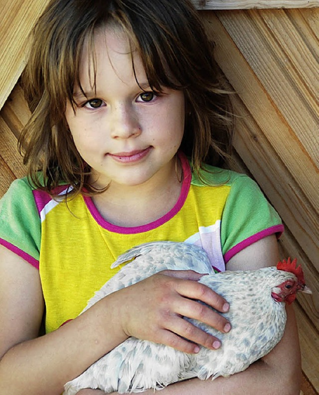 Glckliches Kind streichelt glckliches Huhn.  | Foto: Edgar Steinfelder