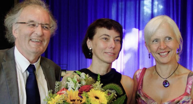 Blumen zum Abschied: (von links) Burgh...anne Ghner und OB Gudrun Heute-Bluhm   | Foto: Martina David-Wenk