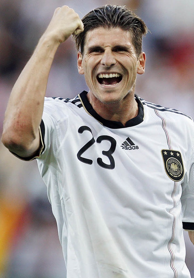 Mario Gomez  jubelt nach seinem Treffer zum 1:0 gegen Uruguay.   | Foto: dapd