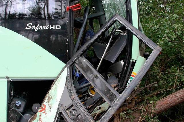 Fotos: Busunglck auf der A 5 bei Hartheim