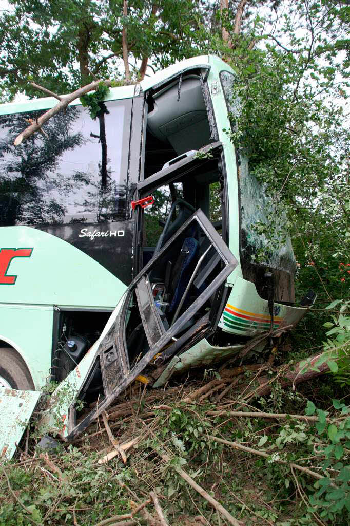 Busunglck auf der A 5 zwischen Freiburg und Basel: Ein Reisebus aus der Schweiz kam von der Autobahn ab und fuhr in ein angrenzendes Waldstck. Die Rettungskrfte aus dem sdlichen Breisgau waren im Groeinsatz.